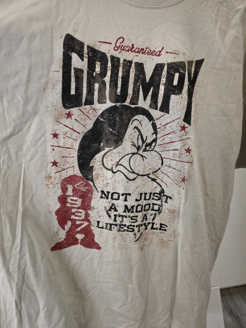 NWOT Disney Parks Hanes Grumpy 1937 T-Shirt 2XL Beige Distressed